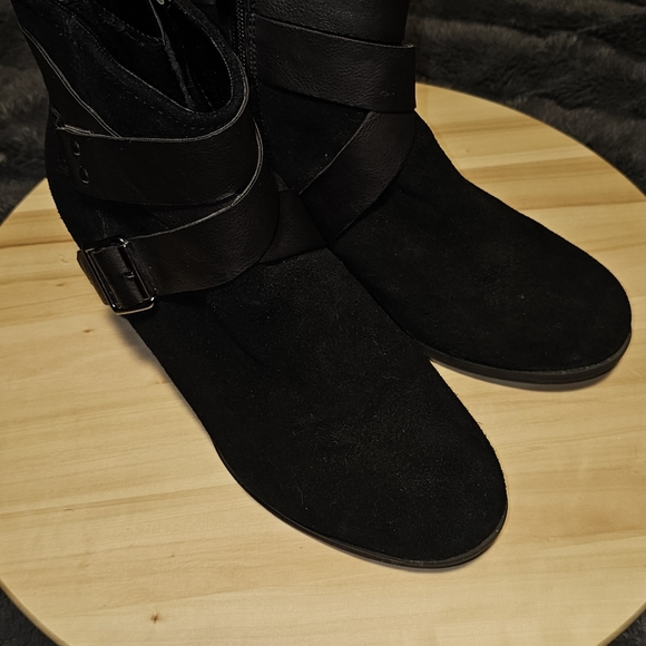 Sketchers Faux Suede Heeled Bootie with Faux Leather Wrapped Detail, Size 8 - Picture 4 of 12